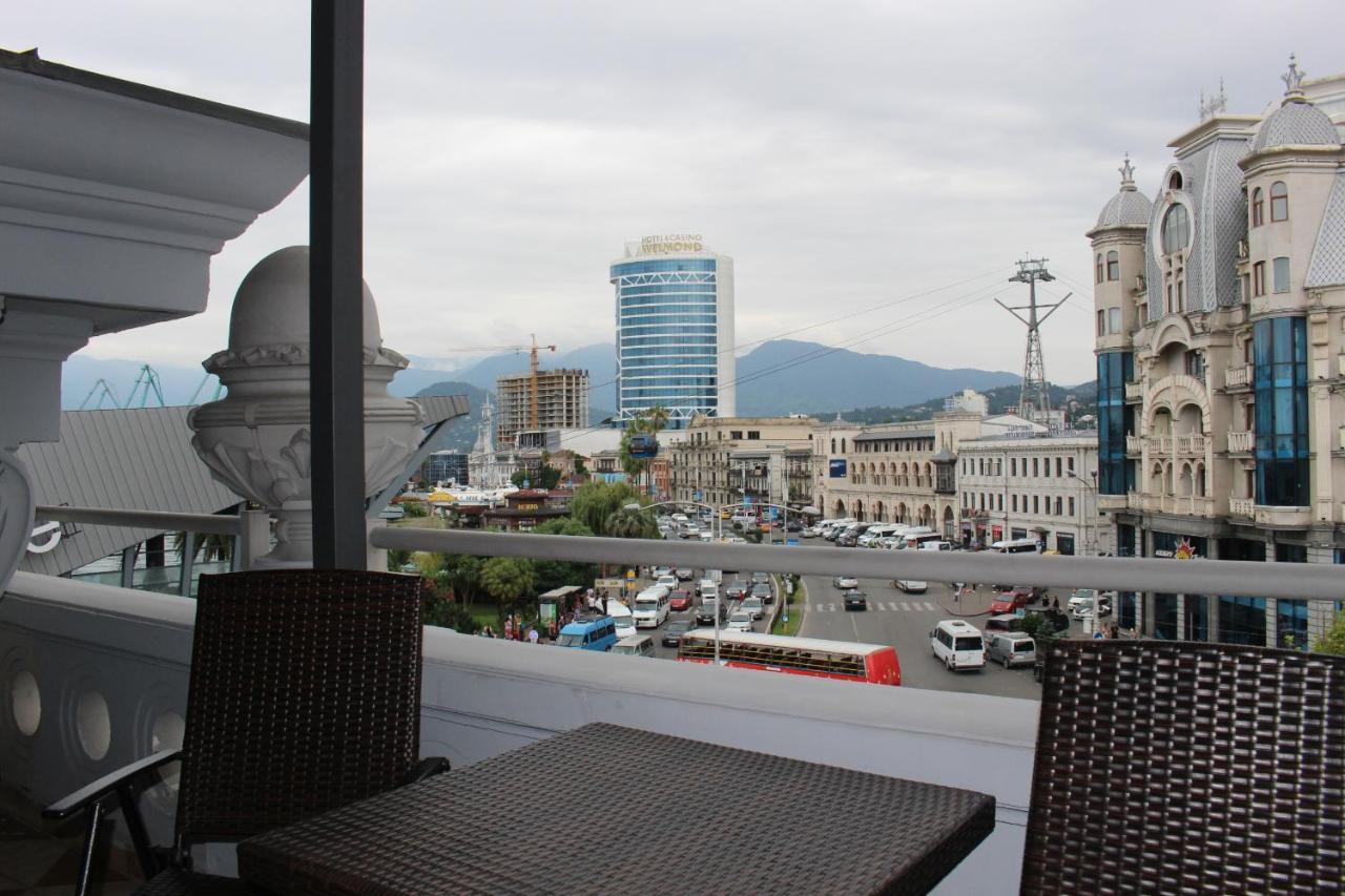 Boutique Hotel 32 Batumi Bagian luar foto